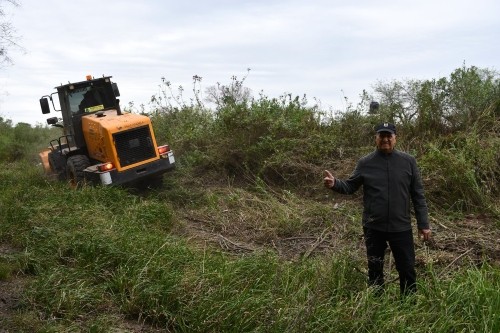 El Municipio de Villa Ángela intensifica las tareas de limpieza en el Canal Las Flores para prevenir anegamientos ante el fenómeno El Niño