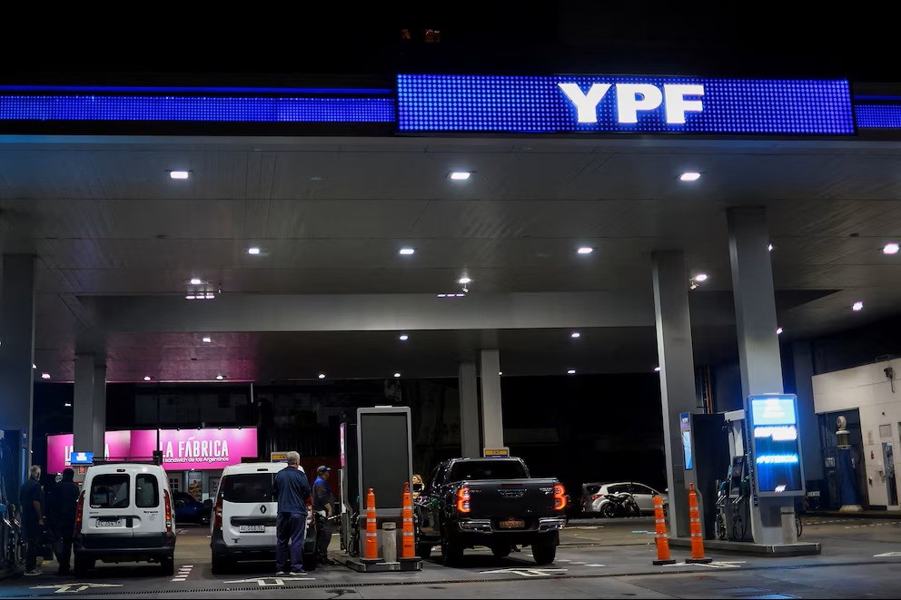 YPF confirmó un aumento de 1% promedio los precios de sus combustibles en todo el país