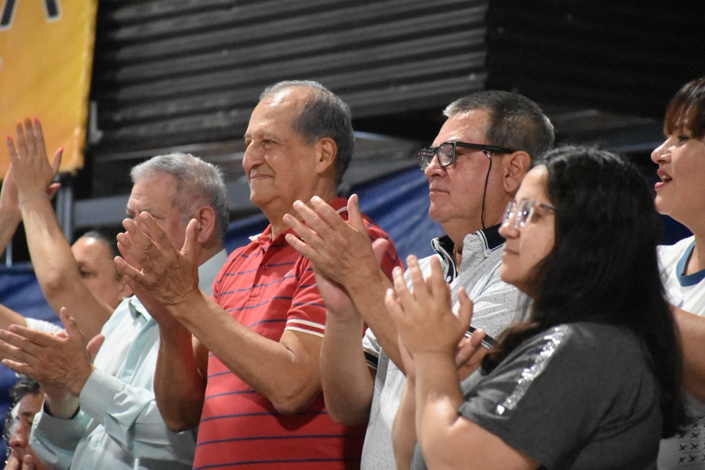 En el marco de los festejos de la Estudiantina 2026, la ciudad vivió una noche histórica en el Espacio Público de Usos Múltiples con el esperado regreso del Desfile de Carrozas. 