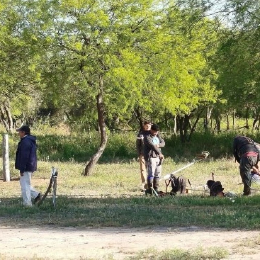 Compromiso con la educaci&oacute;n rural: Limpieza y mantenimiento en la Escuela N&deg; 864 de Paraje La Viruela